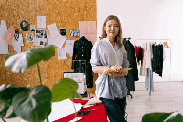 Nhà thiết kế làm việc trong studio theo định hướng thời trang xanh với nhiều cây cối